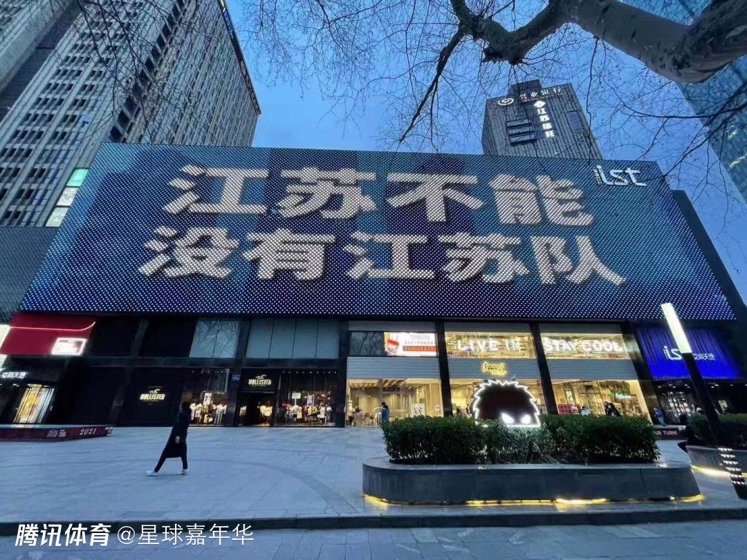 该报道指出，冬窗即将开启，意甲中罗马是最先采取行动的球队，他们正在竞争联赛前四，虽然目前排名第八，但只落后博洛尼亚三分。